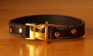 kliksysteem halsband goudkleur donkerbruin