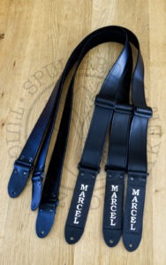 Gitarstrap Gitaarriem zwart black leren gepersonaliseerd