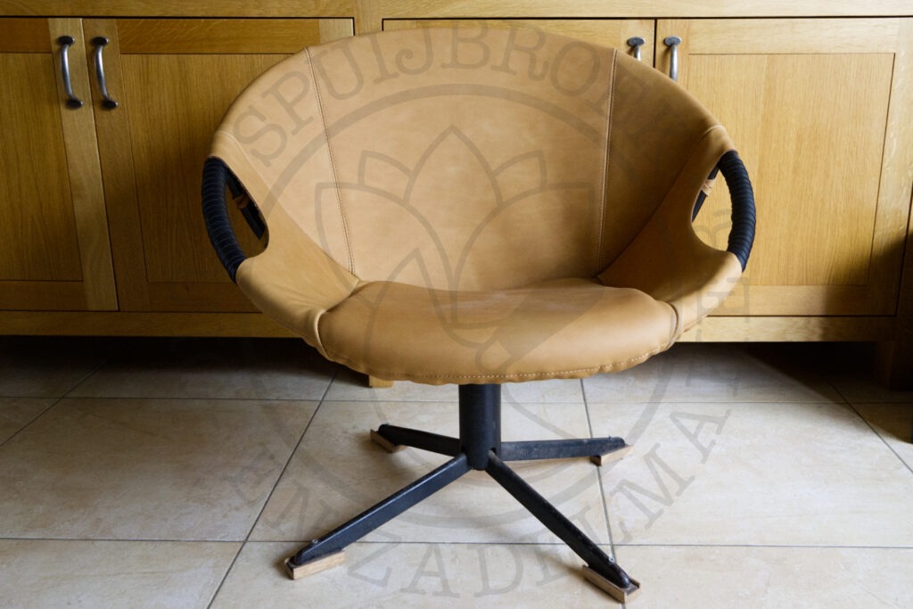 Balloonchair Lusch&Co buffelleder buffelleer beige bruin refurbished kalfslederen armleuning