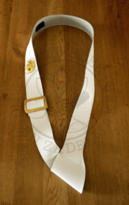 Bandolier wit leer drager bijl sabel schutterij