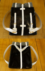 Wit leren riemen op rusgzak schutterij